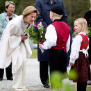 Emil and Sina gave flowers to the King and Queen when they arrived in Bruflad  (Foto: Kyrre Lien / Scanpix)